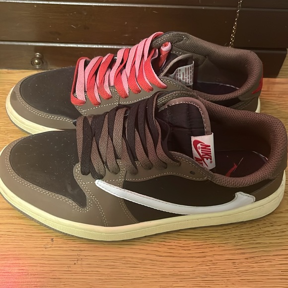 Extra shoe laces in the box and are worn - Picture 3 of 8